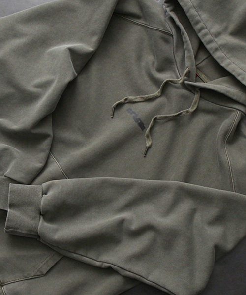 CRIGUN(クリガン)の「ピグメントSmallLogoフードパーカーKHAKI(パーカー・レディース・カーキ・MEDIUM/LARGE/X-LARGE/XX-LARGE)」の7枚目の写真