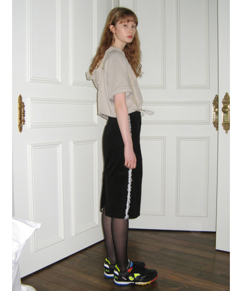 SINOON(シヌーン)の「SIDE FRILL MIDI SKIRT (BLACK)(スカート・レディース・ブラック・SMALL/MEDIUM)」の2枚目の写真