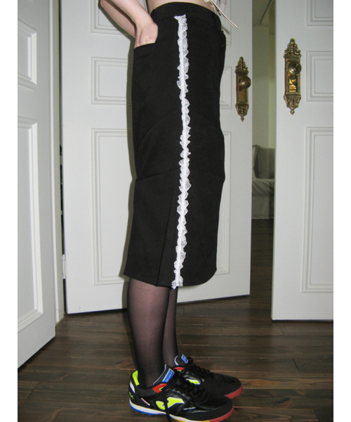 SINOON(シヌーン)の「SIDE FRILL MIDI SKIRT (BLACK)(スカート・レディース・ブラック・SMALL/MEDIUM)」の3枚目の写真