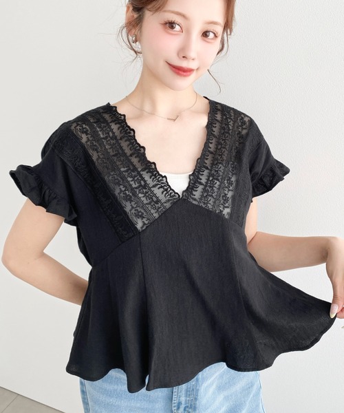 moment+（モーメントプラス）の「コットンワッシャ―Ｖネックワイドレースフリルペプラムブラウス（シャツ/ブラウス・レディース・オフホワイト/ブラック・M）」の2枚目の写真
