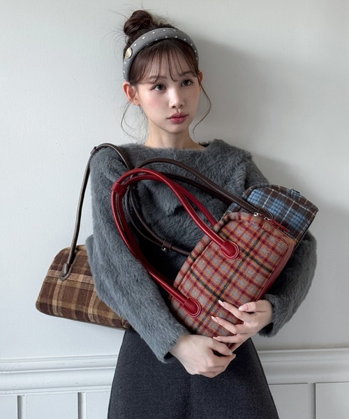 by muni:r(バイ ムニール)の「【3色展開】ウィンターチェック ボストンバッグ(ボストンバッグ・レディース・レッド/ブラウン/ブルー・FREE)」の2枚目の写真