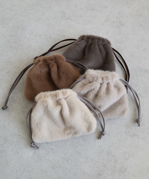 andme（アンドミー）の「2wayファー巾着バッグ（ショルダーバッグ・レディース・グレイッシュベージュ/アイボリー/モカ/チャコールグレー・FREE）」の5枚目の写真