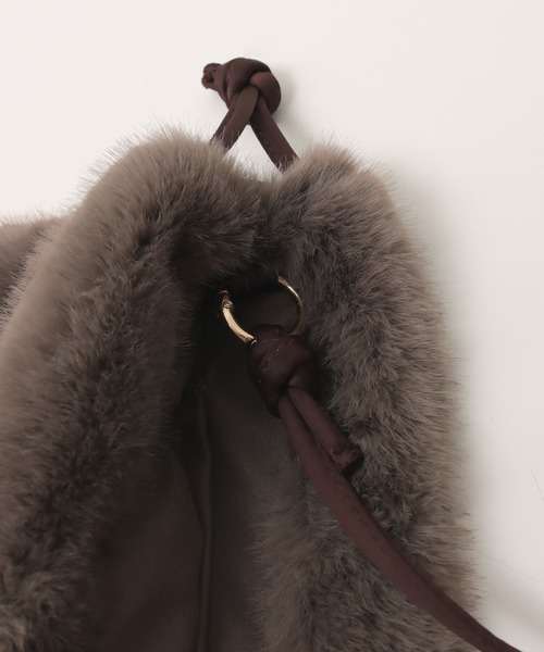 andme（アンドミー）の「2wayファー巾着バッグ（ショルダーバッグ・レディース・グレイッシュベージュ/アイボリー/モカ/チャコールグレー・FREE）」の12枚目の写真