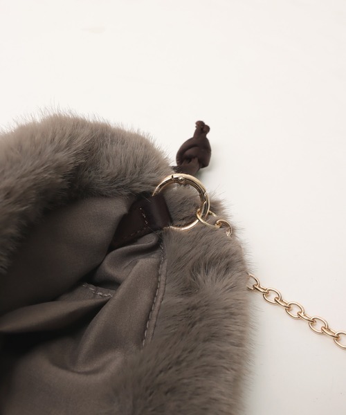 andme（アンドミー）の「2wayファー巾着バッグ（ショルダーバッグ・レディース・グレイッシュベージュ/アイボリー/モカ/チャコールグレー・FREE）」の14枚目の写真