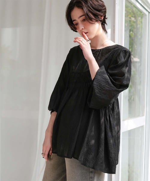 titivate(ティティベイト)の「前後2wayシャーリングチュニックブラウス(シャツ/ブラウス・レディース・ライトグリーン/アイボリー/ブラック・FREE)」の4枚目の写真