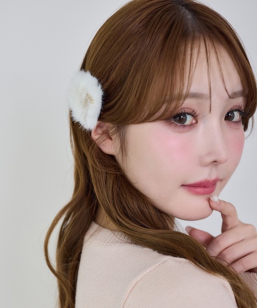 one after another NICE CLAUP(ワンアフターアナザーナイスクラップ)の「【Latini】ファーパッチンピン(バレッタ/ヘアクリップ・レディース・ホワイト/ピンク/ブラック/サックスブルー・FREE)」の10枚目の写真
