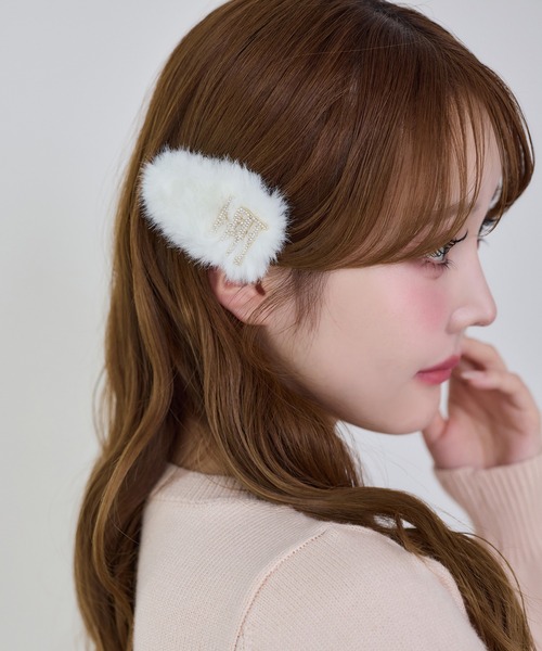 one after another NICE CLAUP(ワンアフターアナザーナイスクラップ)の「【Latini】ファーパッチンピン(バレッタ/ヘアクリップ・レディース・ホワイト/ピンク/ブラック/サックスブルー・FREE)」の11枚目の写真