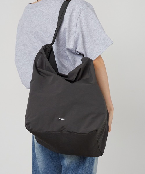 YAHKI（ヤーキ）の「YAHKI/ヤーキ NYLON ブランドロゴ トートバッグ 大容量 2026年 夏 夏服（ショルダーバッグ・レディース・ベージュ/チャコール/オリーブ・FREE）」の11枚目の写真