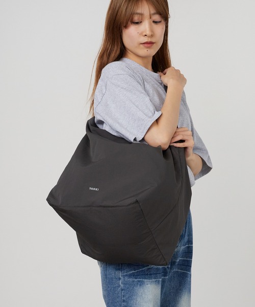 YAHKI（ヤーキ）の「YAHKI/ヤーキ NYLON ブランドロゴ トートバッグ 大容量 2026年 夏 夏服（ショルダーバッグ・レディース・ベージュ/チャコール/オリーブ・FREE）」の13枚目の写真