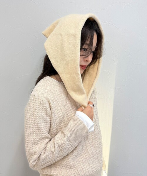 fredy emue（フレディエミュ）の「ニットバブーシュカ（バンダナ/スカーフ・レディース・キナリ/ピンク/グレー・FREE）」の4枚目の写真