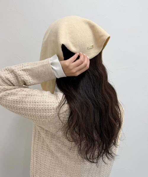 fredy emue（フレディエミュ）の「ニットバブーシュカ（バンダナ/スカーフ・レディース・キナリ/ピンク/グレー・FREE）」の5枚目の写真