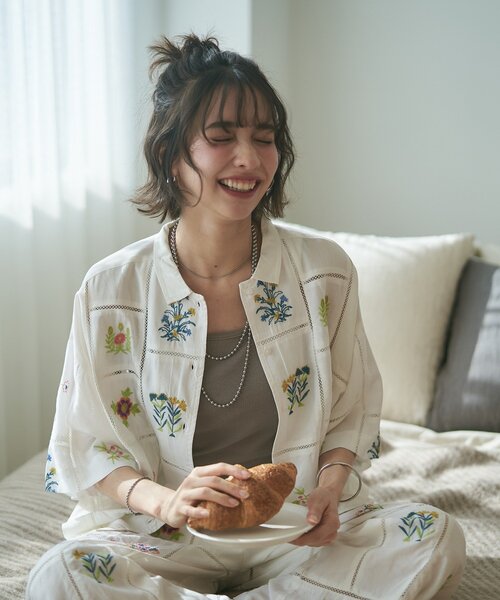 Remind me and forever（リマインドミーアンドフォーエバー）の「【nane】【India series】パッチワーク刺繍シャツブラウス（シャツ/ブラウス・レディース・オフホワイト/ブラック・FREE）」の4枚目の写真