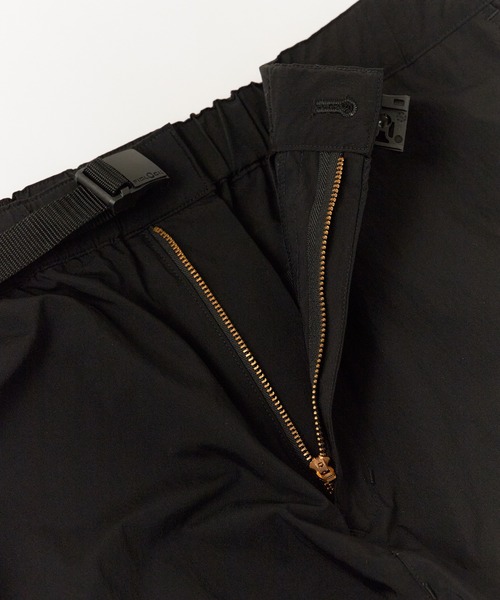 WHITE MOUNTAINEERING(ホワイトマウンテニアリング)の「White Mountaineering/ホワイトマウンテニアリング × Dickies/ディッキーズWM×Dickies TAPERED PANTS ガゼットクロッチ コラボレーションテーパードパンツ 2026年 夏 夏服(チノパンツ・メンズ・ブラウン/ブラック・1/3/2)」の3枚目の写真
