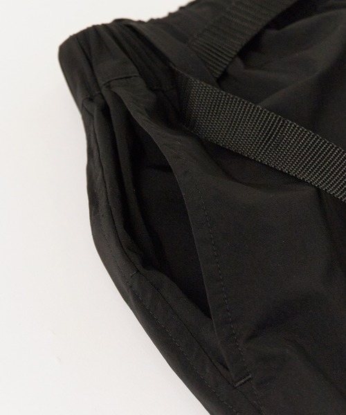 WHITE MOUNTAINEERING(ホワイトマウンテニアリング)の「White Mountaineering/ホワイトマウンテニアリング × Dickies/ディッキーズWM×Dickies TAPERED PANTS ガゼットクロッチ コラボレーションテーパードパンツ 2026年 夏 夏服(チノパンツ・メンズ・ブラウン/ブラック・1/3/2)」の4枚目の写真