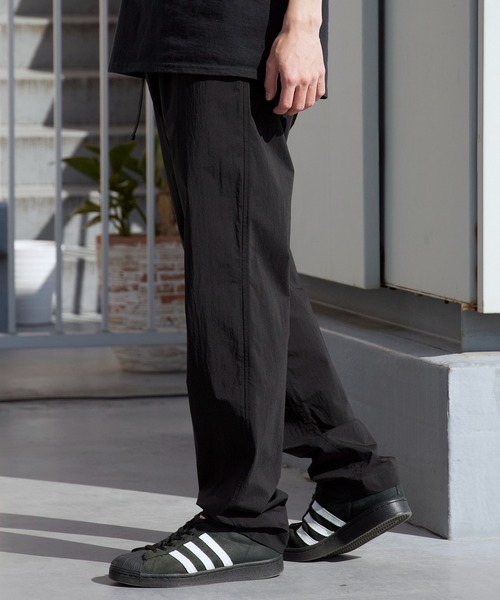 WHITE MOUNTAINEERING(ホワイトマウンテニアリング)の「White Mountaineering/ホワイトマウンテニアリング × Dickies/ディッキーズWM×Dickies TAPERED PANTS ガゼットクロッチ コラボレーションテーパードパンツ 2026年 夏 夏服(チノパンツ・メンズ・ブラウン/ブラック・1/3/2)」の18枚目の写真