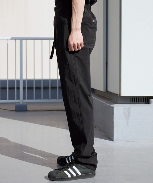 WHITE MOUNTAINEERING(ホワイトマウンテニアリング)の「White Mountaineering/ホワイトマウンテニアリング × Dickies/ディッキーズWM×Dickies TAPERED PANTS ガゼットクロッチ コラボレーションテーパードパンツ 2026年 夏 夏服(チノパンツ・メンズ・ブラウン/ブラック・1/3/2)」の22枚目の写真