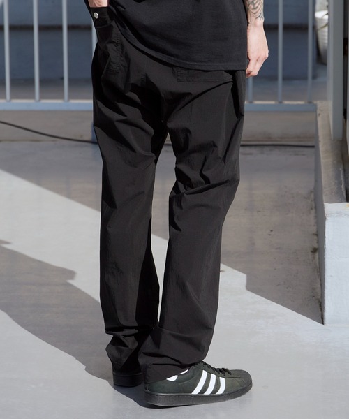 WHITE MOUNTAINEERING(ホワイトマウンテニアリング)の「White Mountaineering/ホワイトマウンテニアリング × Dickies/ディッキーズWM×Dickies TAPERED PANTS ガゼットクロッチ コラボレーションテーパードパンツ 2026年 夏 夏服(チノパンツ・メンズ・ブラウン/ブラック・1/3/2)」の19枚目の写真