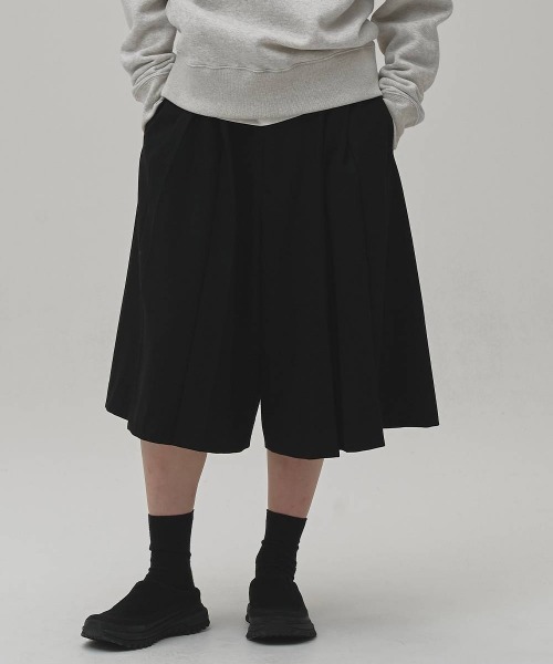 TODAYFUL(トゥデイフル)の「【TODAYFUL/トゥデイフル】Pleats Bermuda Pants/プリーツ バミューダパンツ(その他パンツ・レディース・マルチ/ブラック・36/38)」の2枚目の写真