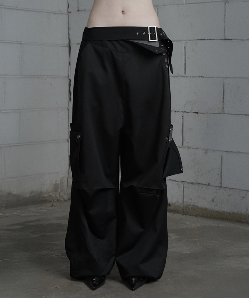 ETRE AU SOMMET(エトレオソメ)の「Belted Two-Pocket Cutline Oversized Pants (Black)(その他パンツ・レディース・ブラック・FREE)」の1枚目の写真