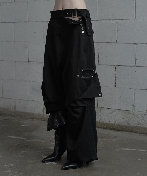 ETRE AU SOMMET(エトレオソメ)の「Belted Two-Pocket Cutline Oversized Pants (Black)(その他パンツ・レディース・ブラック・FREE)」の2枚目の写真