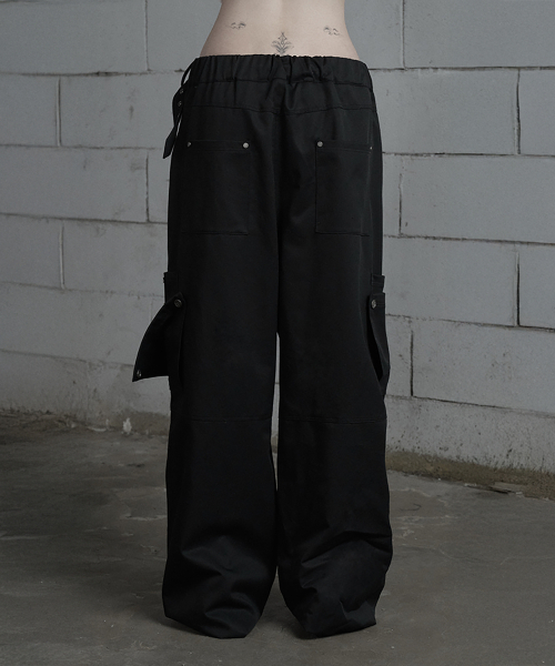 ETRE AU SOMMET(エトレオソメ)の「Belted Two-Pocket Cutline Oversized Pants (Black)(その他パンツ・レディース・ブラック・FREE)」の3枚目の写真