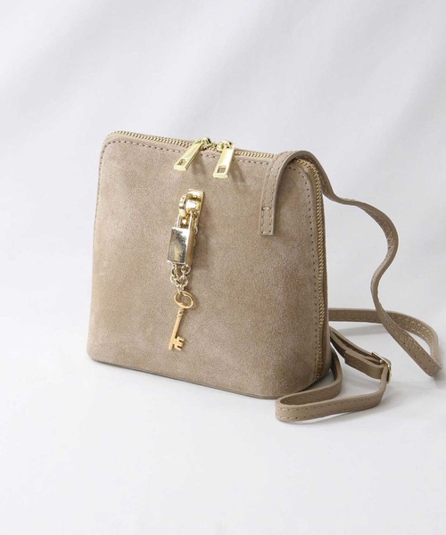 Gready Brilliant（グレディブリリアン）の「キーチェーン付きショルダー（ショルダーバッグ・レディース・ブラック/ベージュ・FREE）」の2枚目の写真