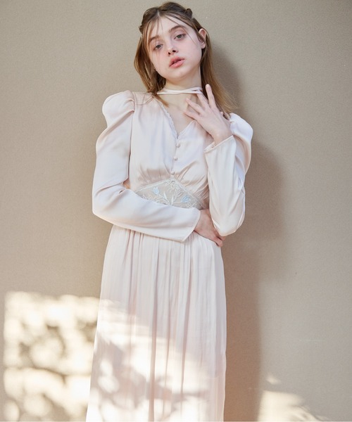 etre loin(エトルワン)の「Tulip embroidered dress(ドレス・レディース・ブラック/ホワイト/ピンクベージュ・M)」の1枚目の写真