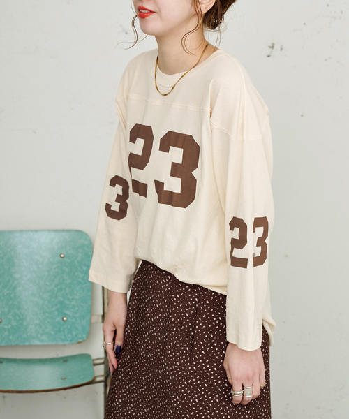 B.C STOCK（ベーセーストック）の「【ZOZO限定】手洗い可 / シアーナンバーロゴfootball tee（Tシャツ/カットソー・レディース・スカイブルー/アイボリー/ブラック/グリーン・FREE）」の2枚目の写真