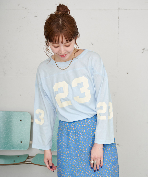 B.C STOCK（ベーセーストック）の「【ZOZO限定】手洗い可 / シアーナンバーロゴfootball tee（Tシャツ/カットソー・レディース・スカイブルー/アイボリー/ブラック/グリーン・FREE）」の4枚目の写真