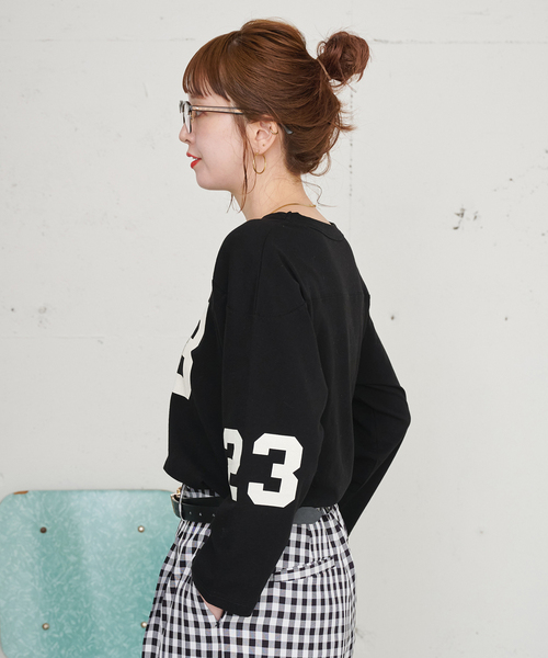 B.C STOCK（ベーセーストック）の「【ZOZO限定】手洗い可 / シアーナンバーロゴfootball tee（Tシャツ/カットソー・レディース・スカイブルー/アイボリー/ブラック/グリーン・FREE）」の5枚目の写真