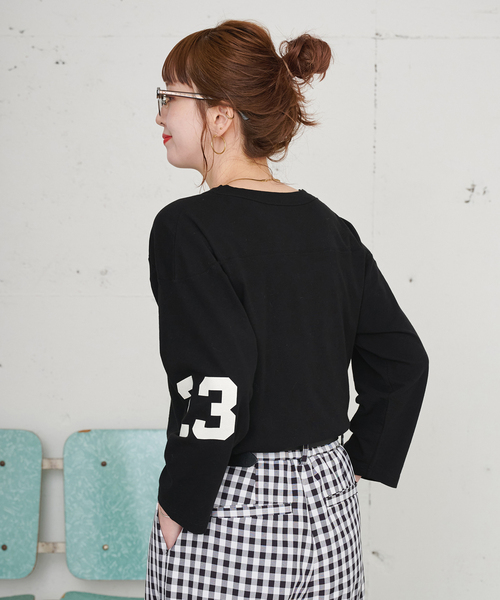 B.C STOCK（ベーセーストック）の「【ZOZO限定】手洗い可 / シアーナンバーロゴfootball tee（Tシャツ/カットソー・レディース・スカイブルー/アイボリー/ブラック/グリーン・FREE）」の7枚目の写真