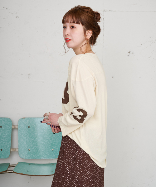 B.C STOCK（ベーセーストック）の「【ZOZO限定】手洗い可 / シアーナンバーロゴfootball tee（Tシャツ/カットソー・レディース・スカイブルー/アイボリー/ブラック/グリーン・FREE）」の15枚目の写真