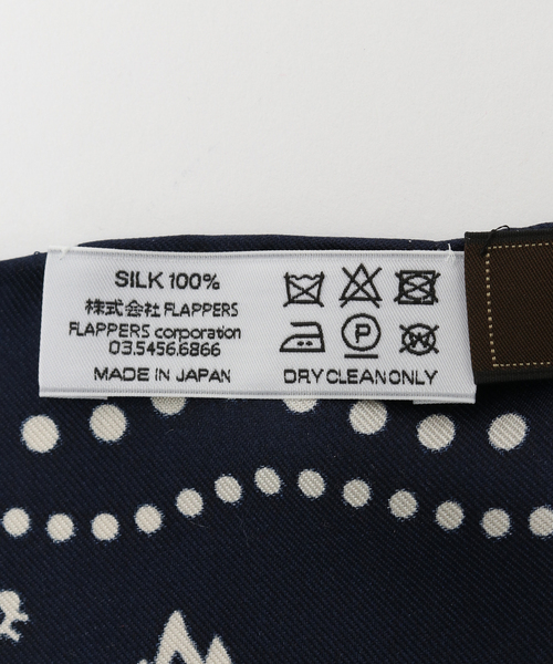 La TOTALITE(ラトータリテ)の「manipuri/マニプリ シルクスカーフ 65*65 バンダナ(ストール/ショール・レディース・アイボリー/ネイビー・FREE)」の5枚目の写真