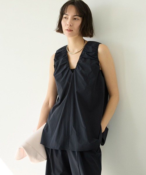 BABYLONE(バビロン)の「【多機能素材】撥水Vネックギャザーブラウス(シャツ/ブラウス・レディース・ベージュ/ブラック/ホワイト・フリー)」の2枚目の写真