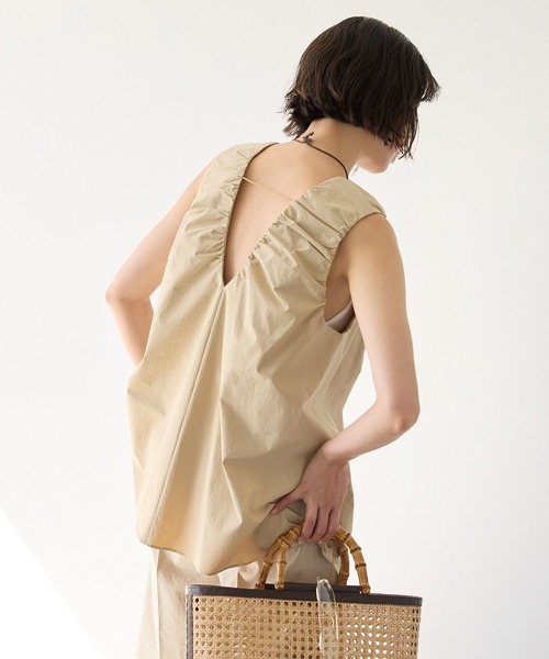 BABYLONE(バビロン)の「【多機能素材】撥水Vネックギャザーブラウス(シャツ/ブラウス・レディース・ベージュ/ブラック/ホワイト・フリー)」の15枚目の写真