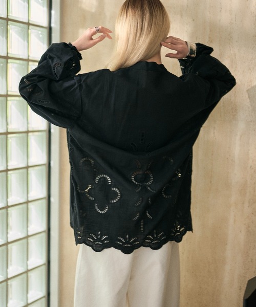 LAULEN（ローレン）の「cotton embroidery skipper neck shirt /コットンエンブロイダリースキッパーネックシャツ（シャツ/ブラウス・レディース・ホワイト/ブラック・FREE）」の18枚目の写真