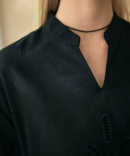 LAULEN（ローレン）の「cotton embroidery skipper neck shirt /コットンエンブロイダリースキッパーネックシャツ（シャツ/ブラウス・レディース・ホワイト/ブラック・FREE）」の8枚目の写真
