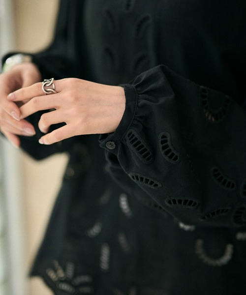 LAULEN（ローレン）の「cotton embroidery skipper neck shirt /コットンエンブロイダリースキッパーネックシャツ（シャツ/ブラウス・レディース・ホワイト/ブラック・FREE）」の7枚目の写真