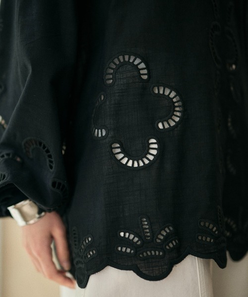 LAULEN（ローレン）の「cotton embroidery skipper neck shirt /コットンエンブロイダリースキッパーネックシャツ（シャツ/ブラウス・レディース・ホワイト/ブラック・FREE）」の6枚目の写真