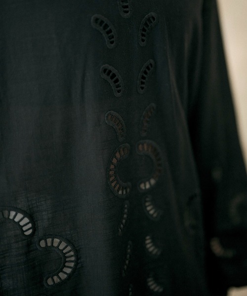 LAULEN（ローレン）の「cotton embroidery skipper neck shirt /コットンエンブロイダリースキッパーネックシャツ（シャツ/ブラウス・レディース・ホワイト/ブラック・FREE）」の5枚目の写真