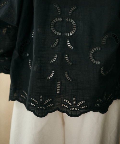 LAULEN（ローレン）の「cotton embroidery skipper neck shirt /コットンエンブロイダリースキッパーネックシャツ（シャツ/ブラウス・レディース・ホワイト/ブラック・FREE）」の4枚目の写真