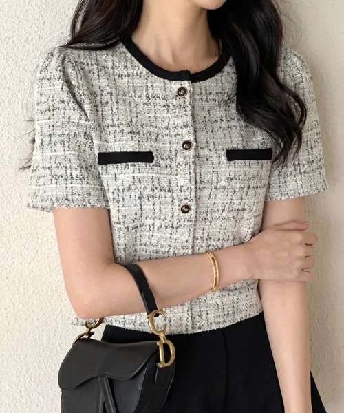 yuue' ( wear )(ユーイ)の「オフィス、プライベート、オケージョンにも◎パイピングノーカラーツイード半袖ショートジャケット(ノーカラージャケット・レディース・ブラック/ホワイト・FREE)」の1枚目の写真