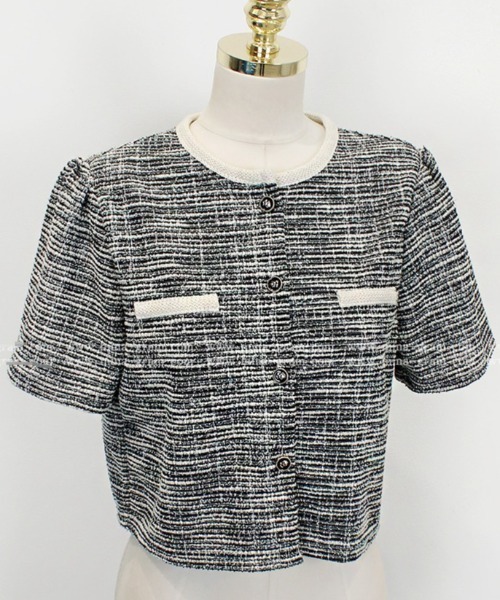 yuue' ( wear )(ユーイ)の「オフィス、プライベート、オケージョンにも◎パイピングノーカラーツイード半袖ショートジャケット(ノーカラージャケット・レディース・ブラック/ホワイト・FREE)」の3枚目の写真