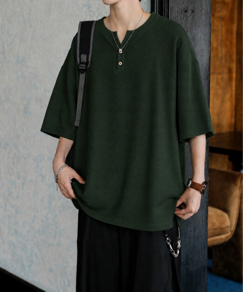 neos（ネオス）の「【neos】ワッフル ヘンリーネック Tシャツ メンズ レディース 半袖 ビッグシルエット オーバーサイズ サーマル カットソー 無地 ユニセックス 韓国ファッション 夏服（Tシャツ/カットソー・メンズ・ブラック/ベージュ/ホワイト/カーキ・MEDIUM/X-LARGE/LARGE）」の4枚目の写真