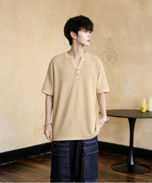 neos（ネオス）の「【neos】ワッフル ヘンリーネック Tシャツ メンズ レディース 半袖 ビッグシルエット オーバーサイズ サーマル カットソー 無地 ユニセックス 韓国ファッション 夏服（Tシャツ/カットソー・メンズ・ブラック/ベージュ/ホワイト/カーキ・MEDIUM/X-LARGE/LARGE）」の5枚目の写真