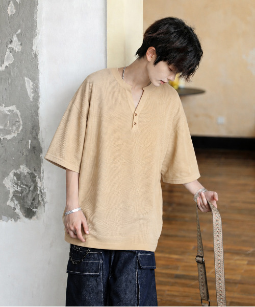 neos（ネオス）の「【neos】ワッフル ヘンリーネック Tシャツ メンズ レディース 半袖 ビッグシルエット オーバーサイズ サーマル カットソー 無地 ユニセックス 韓国ファッション 夏服（Tシャツ/カットソー・メンズ・ブラック/ベージュ/ホワイト/カーキ・MEDIUM/X-LARGE/LARGE）」の7枚目の写真