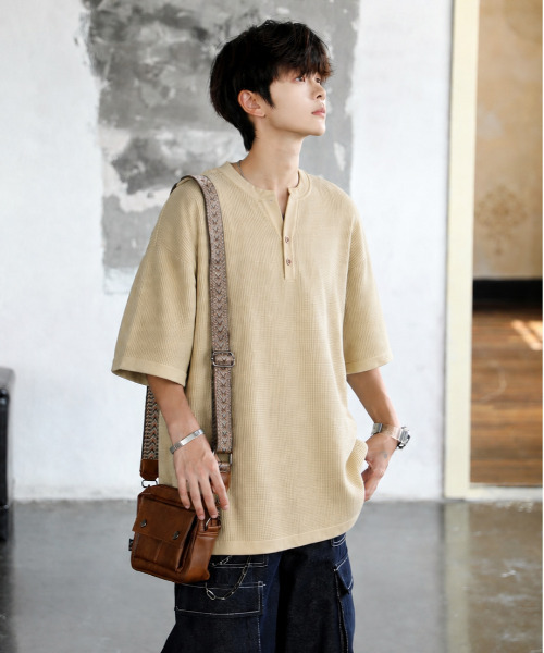 neos（ネオス）の「【neos】ワッフル ヘンリーネック Tシャツ メンズ レディース 半袖 ビッグシルエット オーバーサイズ サーマル カットソー 無地 ユニセックス 韓国ファッション 夏服（Tシャツ/カットソー・メンズ・ブラック/ベージュ/ホワイト/カーキ・MEDIUM/X-LARGE/LARGE）」の9枚目の写真