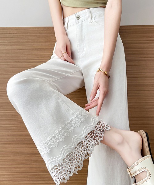 AMAJI(アマジ)の「ストレッチ レーストリム クロップド フレア デニムパンツ(デニムパンツ・レディース・ホワイト・X-LARGE/LARGE/MEDIUM/SMALL)」の2枚目の写真