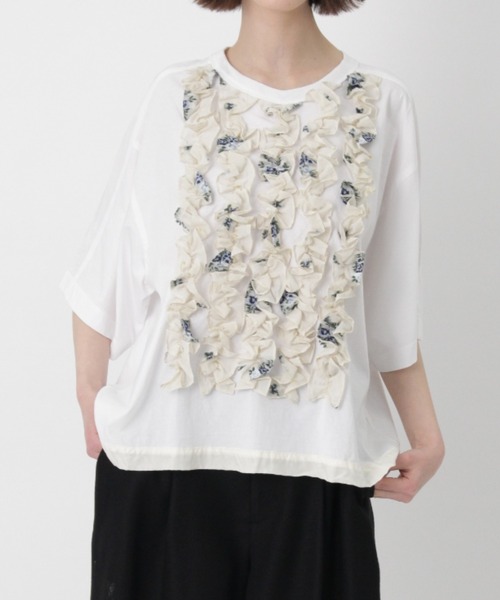 H.A.K(ハク)の「ミニバラブーケパピリオカットジャカード+サイロプレミアム天竺フリルカットソー(Tシャツ/カットソー・レディース・ベージュ/ブラック・FREE)」の1枚目の写真