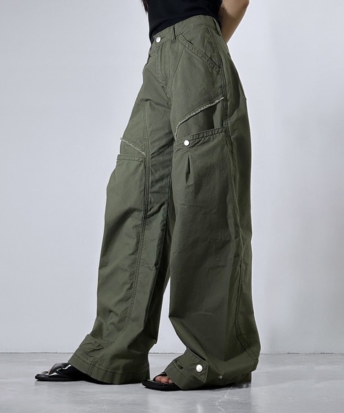 FOLLOWIN(フォロウィン)の「カーブポケットデザインワイドパンツ(カーゴパンツ・レディース・カーキ/グレー・SMALL/LARGE/MEDIUM)」の2枚目の写真